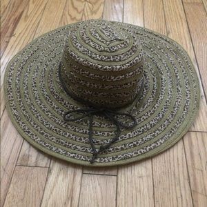 Leopard brim hat.